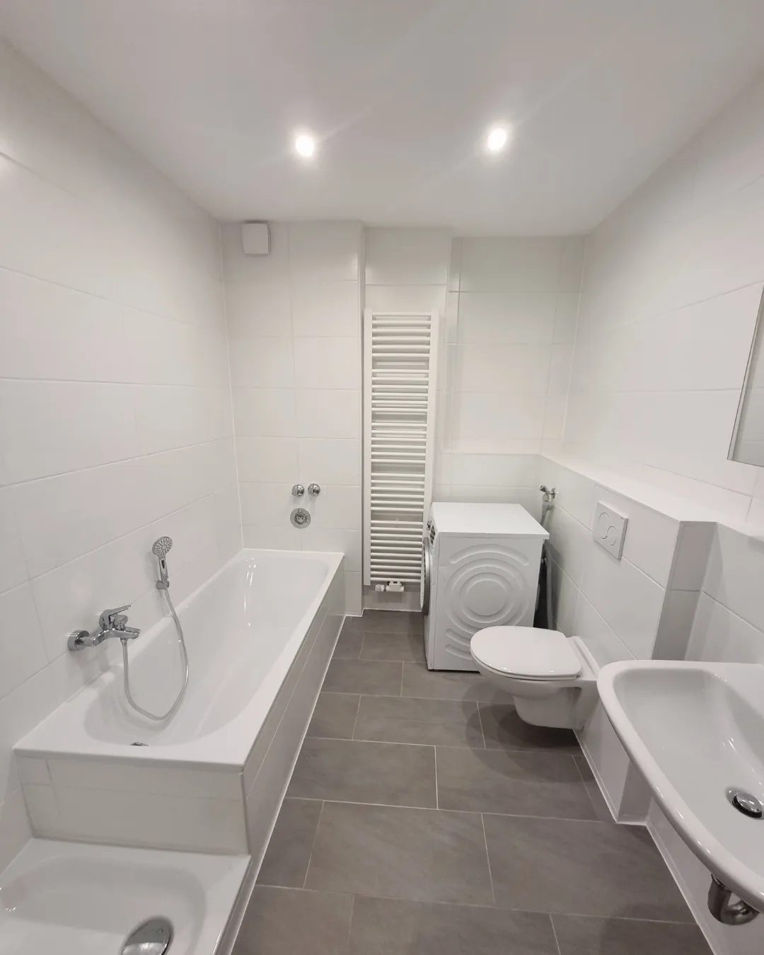 Frisch saniertes, bezugsfertiges Badezimmer von Bauvia Concept